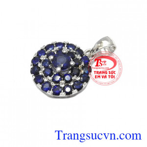 Đá sapphire mang lại cảm giác êm đềm và tập trung tâm trí, giảm sự mệ mỏi, căng thẳng, giúp tinh thần thoải mái và loại bỏ được những suy nghĩ tiêu cực cho người đeo. Mặt dây sapphire quý phái