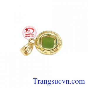 Mặt dây nepherite duyên dáng được chế tác từ ngọc cẩm thạch thiên nhiên và vàng tây 14k.