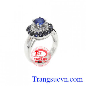 Nhẫn nữ sapphire quý tộc là sản phẩm đá thiên nhiên, có giấy kiểm định