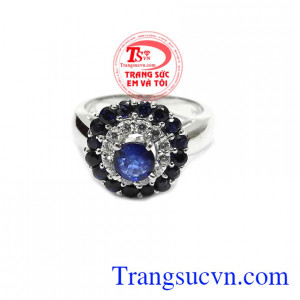 Sapphire thiên nhiên là biểu tượng của tri thức, sự lãnh đạo sáng suốt và trung thực