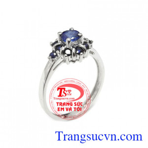Nhẫn nữ sapphire sang trọng 14k là sản phẩm đá sapphire thiên nhiên, có giấy kiểm định