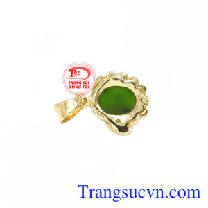 Mặt dây thiết kế mới lạ mang đến cho người dùng sản phẩm ấn tượng.
