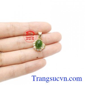 Ngọc cẩm thạch thiên nhiên thích hợp với nhiều độ tuổi. Mặt dây nepherite kiêu sa