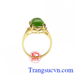 Nhẫn nepherite tinh tế được kết hợp từ ngọc cẩm thạch thiên nhiên cùng vàng tây 14k sáng bóng.