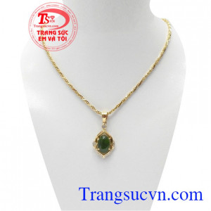Bộ dây nephrite hoàng gia là sản phẩm bộ dây chuyền đẹp, ngọc cẩm thạch thiên nhiên
