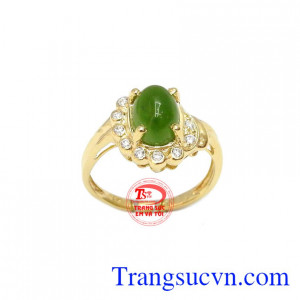Nhẫn nepherite kiêu sa được thiết kế rất lạ mắt, mang phong cách sang trọng và quyến rũ.