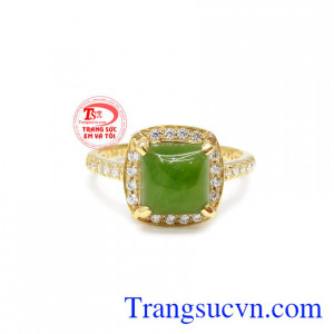 Nhẫn nepherite đẳng cấp được chế tác từ ngọc cẩm thạch thiên nhiên và vàng tây 14k bền đẹp.