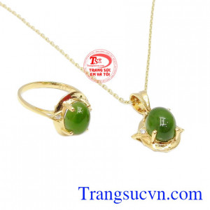 Với những ai yêu thích ngọc cẩm thạch thì đây chính là một sự lựa chọn hoàn hảo cho bạn. Bộ trang sức nepherite nữ hoàng