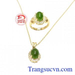 Bộ trang sức nepherite sang trọng được chế tác từ ngọc cẩm thạch thiên nhiên và vàng tây sáng bóng.