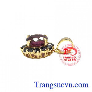 Đá granat mang lại nhiều may mắn, sức khỏe cho người đeo. Mặt dây granat thiên nhiên