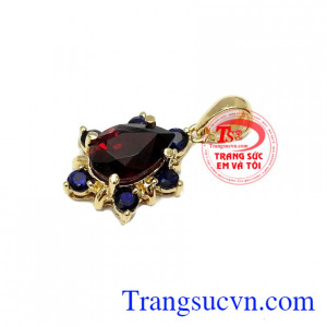 Đá granat là biểu tượng sung túc, giàu sang, con cháu đầy đàn. Mặt dây granat đẹp