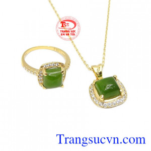 Sản phẩm chế tác từ ngọc cẩm thạch thiên nhiên và vàng tây 14k bền đẹp. Bộ trang sức nepherite đẳng cấp
