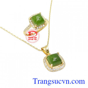 Bộ trang sức nepherite đẳng cấp được kết hợp từ mặt dây, dây chuyền và nhẫn.