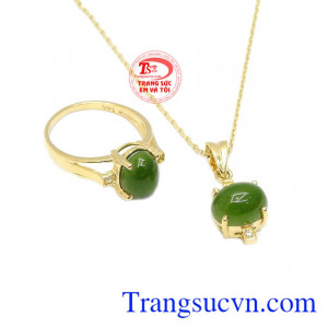 Sản phẩm chế tác từ ngọc cẩm thạch thiên nhiên và vàng tây 14k bền đẹp. Bộ trang sức nepherite độc đáo