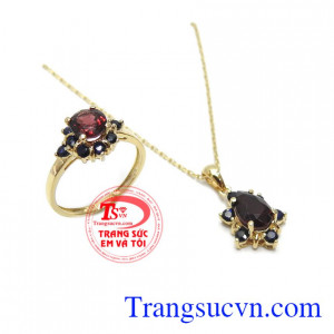 Bộ dây granat sang trọng là sản phẩm được phái nữ ưa thích, sản phẩm có giấy kiểm định