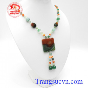Chuỗi cổ mã não tài lộc trong phong thủy là loại ngọc của sức khỏe, trường thọ và hưng thịnh