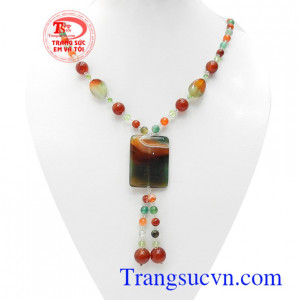Chuỗi cổ mã não phong cách vừa là đồ trang sức vừa có ý nghĩa phong thủy, ngọc mã não được coi là lá bùa hộ mệnh, đeo ngọc mã não bên người sẽ mang lại may mắn, hạnh phúc và bình an cho chủ nhân