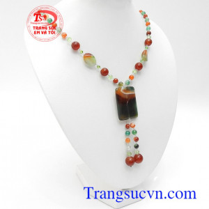 Chuỗi cổ mã não phong cách kết hợp độc đáo giữa hạt tròn và mặt dây tinh tế, sang trọng và quý phái