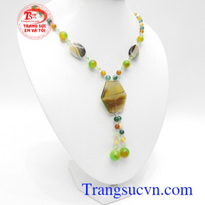 Chuỗi cổ mã não đẳng cấp đá mã não trong phong thủy là loại đá hộ mệnh, mang mã não như mang một lá bùa may mắn và hạnh phúc, giải trừ tà khí cho con người vì vậy nó vừa là đồ trang sức vừa có ý nghĩa phong thủy