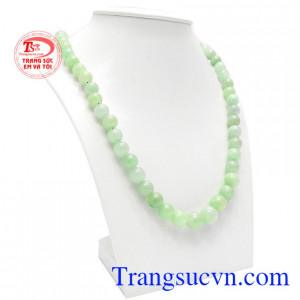 Chuỗi cổ ngọc cẩm thạch thiên nhiên mang đến cho người dùng sự sang trọng, quý phái.