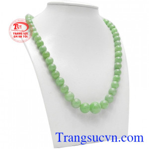 Chuỗi ngọc jadeite thiên nhiên được nhiều khách hàng yêu thích và chọn lựa.