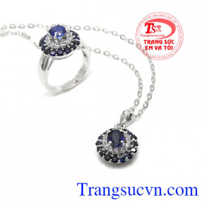 Sản phẩm đá tự nhiên có giấy kiểm định, đá sapphire là biểu tượng của sự thông thái, quyền lực, chiến thắng và sự công bằng. Bộ dây chuyền sapphire đẹp