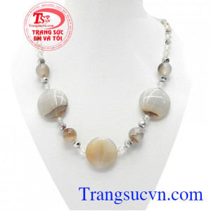 Chuỗi cổ mã não xinh xắn là sản phẩm đá mã não thiên nhiên, kiểu dáng thời trang