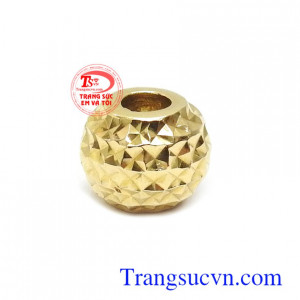 Mặt dây nữ vàng quý phái phù hợp nhiều loại dây chuyền khác nhau mang lại nét cá tính, dịu dàng và duyên dáng cho người đeo