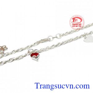 Lắc chân hồ ly đẹp được chế tác từ bạc.