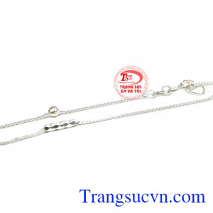 Lắc chân bạc dễ thương được chế tác tính tế với các điểm nhấn mới lạ.