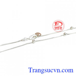 Lắc chân bạc đáng yêu được chế tác tinh tế và nhẹ nhàng. 