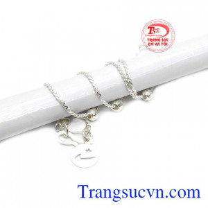 Với chiếc lắc này sẽ giúp đôi chân của bạn gái thêm uyển chuyển hơn.