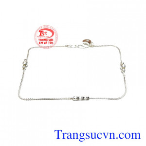 Lắc chân bạc tinh tế là một sản phẩm được khách hàng rất yêu thích. 