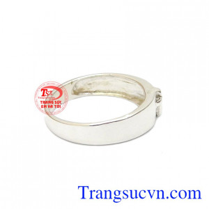 Nhìn thập giá để nhớ đến sự hy sinh của Chúa cho cả nhân loại.