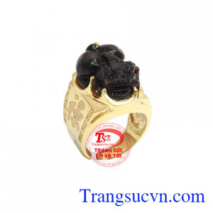 Nhẫn nam tỳ hưu đá mắt hổ là sản phẩm đá mắt hổ thiên nhiên, tỳ hưu được chạm khác tinh xảo, sắc nét