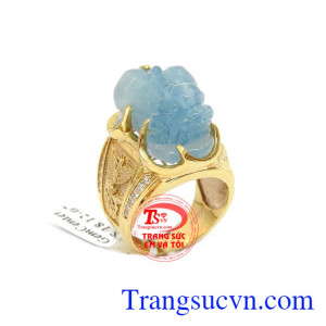 Nhẫn nam tỳ hưu aquamarine là sản phẩm đá thiên nhiên màu lam nhạt được chế tác hình tỳ hưu sắc nét, tinh xảo