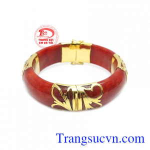 Vòng cẩm thạch bọc vàng chữ Phúc được chế tác từ vàng 10k và ngọc cẩm thạch.