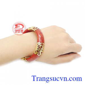 Ngọc cẩm thạch mang đến sự bình an và may mắn cho người sử dụng.