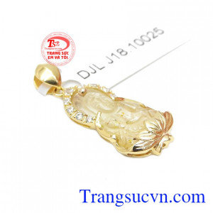 Sản phẩm kết hợp vàng tây 14k và thạch anh tóc thiên nhiên chạm khắc tinh tế.