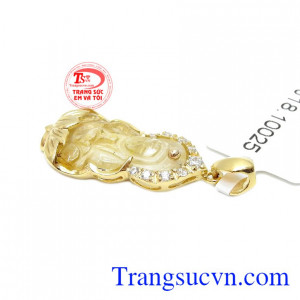 Mặt dây có thể dùng với dây chuyền vàng, dây da hoặc dây cao su bọc vàng. 