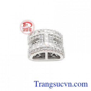 Với thiết kế mới lạ, độc đáo và sáng tạo đem đến cho người dùng một sản phẩm tinh tế, đẹp mắt. Mặt dây chữ H vàng trắng