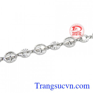 Sản phẩm chế tác từ vàng tây 10k, thiết kế sang trọng, đẹp mắt.