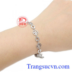 Lắc tay đẹp, thích hợp làm quà tặng cho người phụ nữ của bạn.