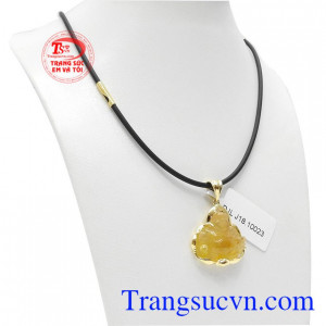 Bộ trang sức di lặc thạch anh tóc thịnh vượng là sự kết hợp từ dây cao su bọc vàng và mặt dây thạch anh tóc.