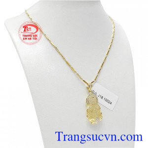 Bộ trang sức phật bà thạch anh tóc đẹp được kết hợp từ dây chuyền vàng và mặt dây thạch anh tóc.