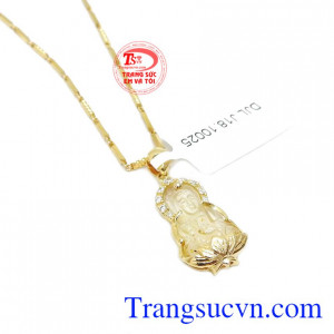 Với kiểu dáng thanh thoát, nhẹ nhàng, mặt dây thạch anh tóc được bọc vàng cẩn thận đảm bảo độ bền đẹp giúp cho người đeo luôn tự tin. Bộ trang sức phật bà hoa sen