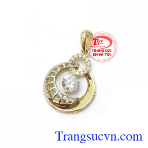 Sản phẩm được nhập khẩu từ Hàn Quốc, kiểu dáng thanh mảnh, sắc nét. Mặt dây chuyền nữ thanh lịch