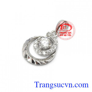 Mặt dây chuyền nữ vàng quý phái dễ kết hợp cùng nhiều kiểu dây chuyền vàng