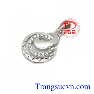 Mặt dây chuyền vàng trắng tinh tế mang đến vẻ đẹp xinh xắn, thanh lịch cho nguời đeo