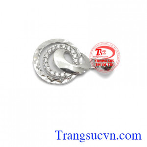 Mặt dây chuyền nữ vàng quý phái dễ kết hợp cùng nhiều kiểu dây chuyền vàng